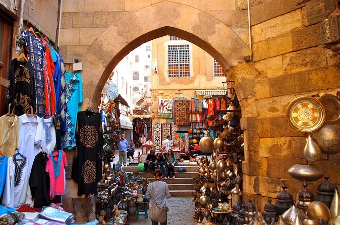 Arco de piedra en la entrada de Khan el-Khalili con tiendas debajo