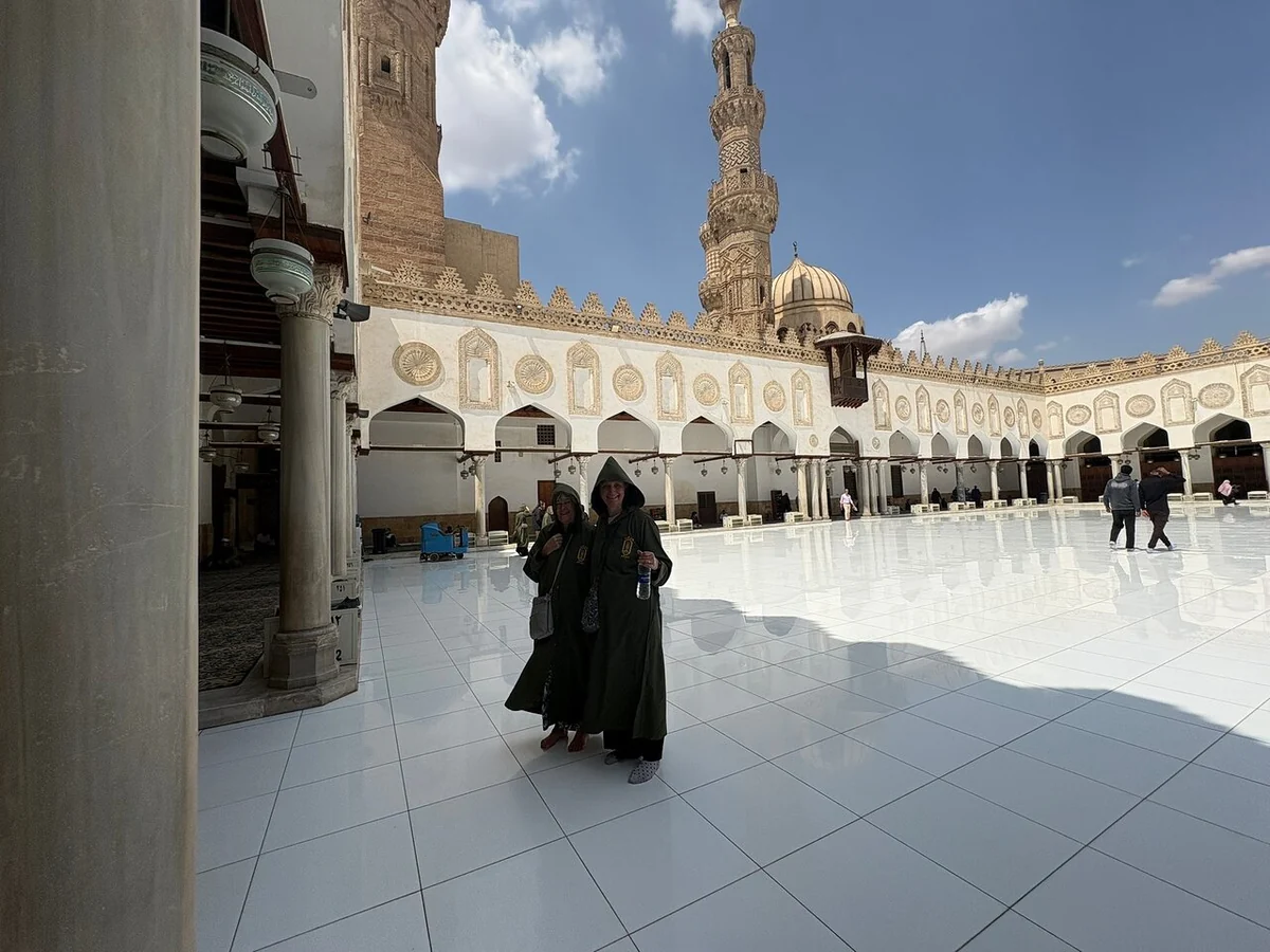 Marmorhof der Al-Azhar-Moschee, umgeben von Arkaden