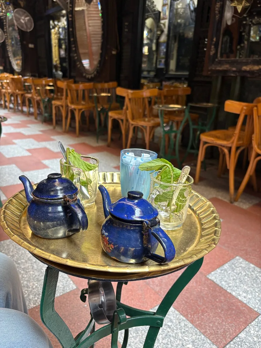 Zwei blaue Teekannen und Gläser auf einem Messingtablett an einem Cafétisch im Khan el-Khalili