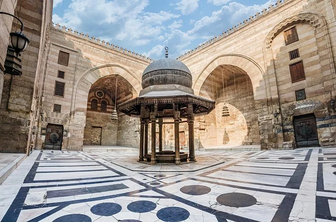 Un cortile di marmo con un padiglione a cupola con fontana dentro un complesso mamelucco su Al-Muizz